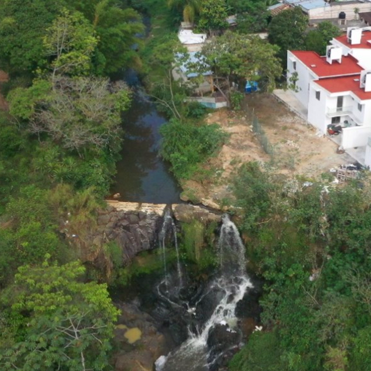 Entorno natural y cascada cercana a Residencial Victoria