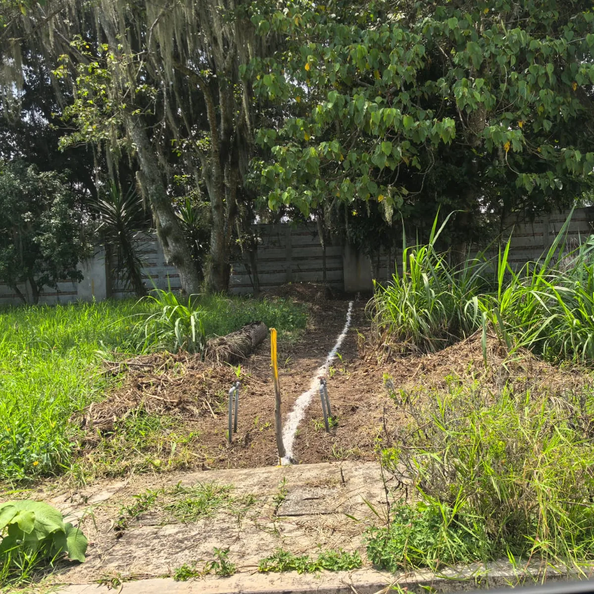 Terreno y servicios en Valle Dorado