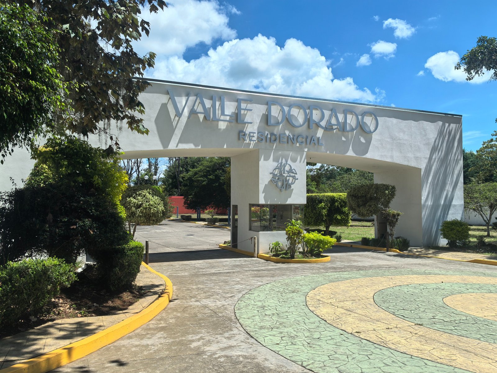 Entrada principal de Valle Dorado Residencial